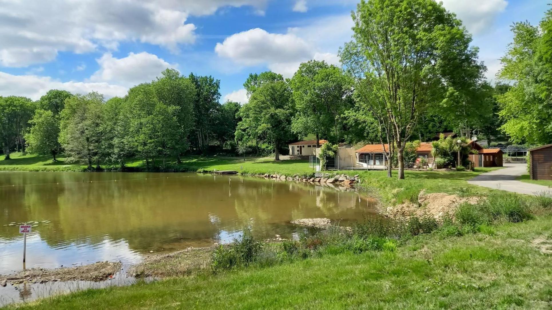 Chalet Simple Au Camping L'Etruyere Au Lac La Tardiere Экстерьер фото
